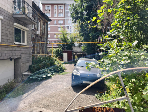Во дворе.