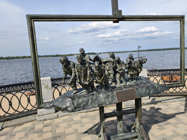 Репинские бурлаки.