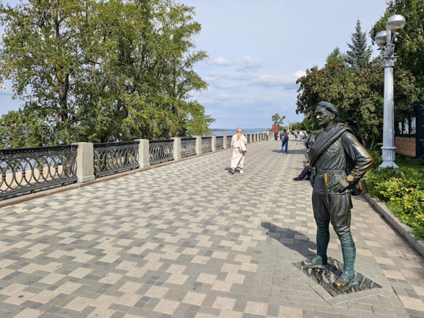 Памятник товарищу Сухову.